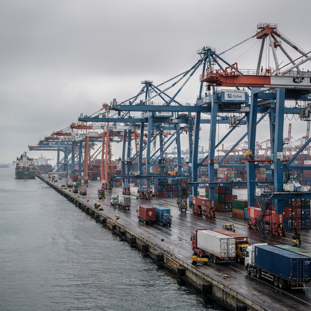 Crane workload with genetic algorithm at container terminal